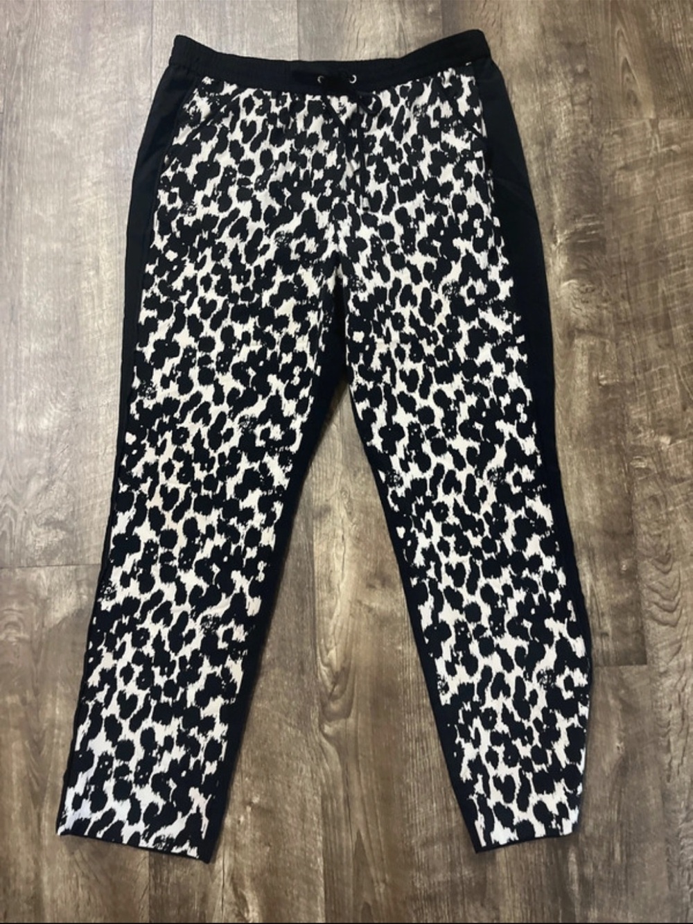 Vince Camuto Black & White Leopard-Print Jogger Pants